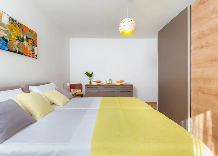 Vivid Apartment *